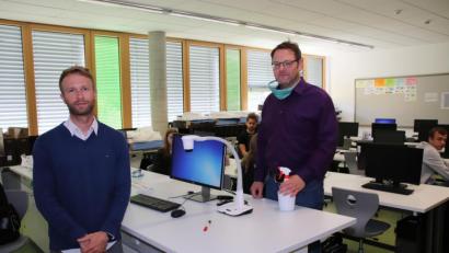 Bild: Thomas Dobler
In Schwandorf ist die zweistufige Wirtschaftsschule in den Räumen der Fachoberschule untergebracht, die von Michael Völkl (rechts) geleitet wird. Er ist auch für die Wirtschaftsschule verantwortlich. Einer der Lehrkräfte ist Englisch-Lehrer Frank Pirner (links).