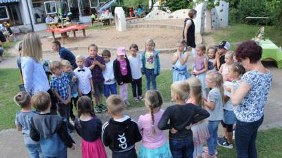 Bild: fks
Gespannt lauschten die Vorschulkinder ihren Erzieherinnen. Gleich fiel nämlich der Startschuss zur spannenden Suche des Piratenschatzes..