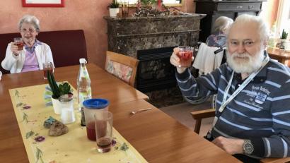 Bild: u
Heimbeirat Andreas Stauber (rechts) und Evergreen-Bewohnerin Ruth Paa (links) ließen sich die Erdbeerbowle, mit der Küchenchef Dominik Schwendner die Senioren überrascht hatte, schmecken