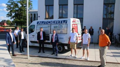 Bild: sne
Bürgermeister Edgar Knobloch (Dritter von links), Vertreter der Firma Mikar und zahlreiche Sponsoren freuen sich über das neue Car-Sharing-Angebot in Grafenwöhr.