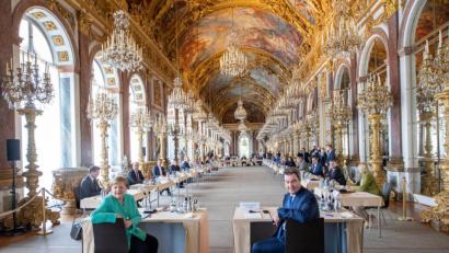 Bild: Peter Kneffel
Unter der Leitung von Markus Söder und im Beisein von Bundeskanzlerin Angela Merkel findet auf der Insel Herrenchiemsee die Sitzung des bayerischen Kabinetts in der Spiegelgalerie des Neuen Schlosses statt.