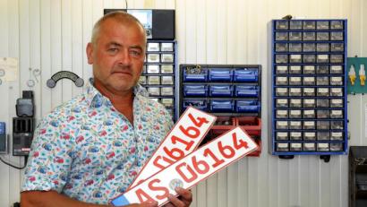 Bild: Stephan Huber
Armin Weiß ärgert sich über den Umgangston der Zulassungsstelle. Zwar sind die roten Kennzeichen, die der Anlass für den Streit waren, mittlerweile verlängert worden. Allerdings kritisiert der 56-Jährige die Verhältnismäßigkeit der angedrohten Maßnahmen. Das Landratsamt hält mit Sachargumenten entgegen.