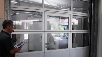 Bild: stg
Sesam, öffne dich! Garagentore gibt es heute in den verschiedensten Variationen. Nur ein kleiner Teil der verkauften Produkte entsteht tatsächlich noch in der unternehmenseigenen Werkstatt, der Zwischenhandel ist in vielen Handwerksbranchen längst zum dominanten Umsatzbringer geworden.
