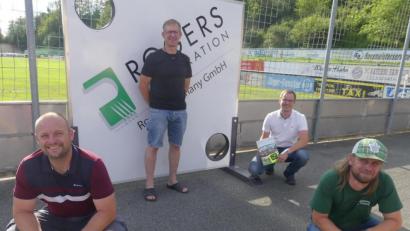 Bild: rn
Stephan Müller informiert Jugendbeauftragten Andreas Hermann, Thomas Mikolei vom SCE und Jürgen Schäffler (von rechts), den stellvertretenden Jugendbeauftragten, über die Inhalte der Ferienfreizeiten in Eschenbach.