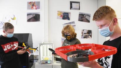 Bild: Gabriele Schönberger
Kritischer Blick aufs eigene Werk: Die Auszubildenden Nevio Bayer (von links), Julia Helgert und Julian Beierl bauen an der Europa-Berufsschule in Weiden mit Teilen aus einem 3-D-Drucker eine Drohne.