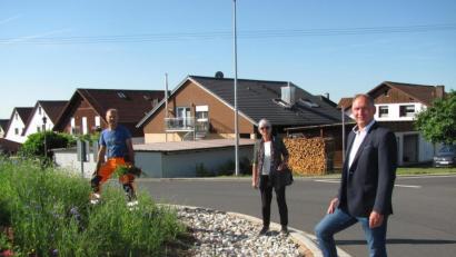 Bild: sei
Bürgermeister Richard Kammerer (rechts) und Dagmar Thimm-Böhringer vom Landratsamt (Zweite von rechts) begutachten die kritisierte Bepflanzung des Kreisverkehrs. Bauhofmitarbeiter sorgten für den ersten Schröpfschnitt.