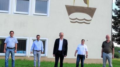 Bild: hl
Stefan Prechtl (Projektsteuerung), Leonhard Zintl, Bürgermeister Roman Schäffler, Siegfried Kleber (Planung) und Hans Wegmann (von links) wollen das Projekt Fernwärme vorantreiben.