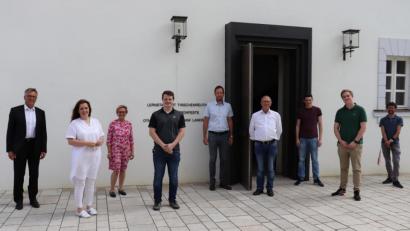 Bild: Stadt Tirschenreuth
Die Türen zum neuen Lernstandort sind wieder weit geöffnet. Darüber freuen sich Franz Stahl, Studentin Sofia Sidiropolous, Karin Stieg, Student Franz Hromatke, Harald Eckstein, Hans Kopatsch, die Studierenden Thomas Bergmann und Nicolas Bauer sowie José Garro Garcia (von links).
