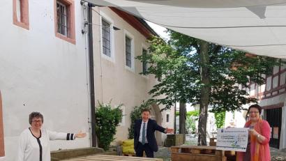 Bild: Förderverein Fichtelgebirge/exb
Bei der Corona-konformen Übergabe des symbolischen Spendenschecks dabei waren Sybille Kießling (rechts), Vorsitzende des Fördervereins Fichtelgebirge, Sabine Zehentmeier-Lang (links), Museumsleitung Fichtelgebirgsmuseen, und Peter Berek, Landrat und Vorsitzender des Zweckverbands Fichtelgebirgsmuseen.