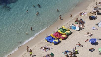 Bild: Clara Margais/dpa
Die Regionalregierung der belearischen Inseln hat die Einführung einer strengen Maskenpflicht angekündigt, die am Montag, 13. Juli, in Kraft treten soll. Dann müssen alle Menschen in der Öffentlichkeit selbst dann Mund- und Nasenschutz tragen, wenn der Sicherheitsabstand gewahrt werden kann.