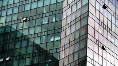 Bild: Peter Kneffel/dpa
Büro, Restaurant oder Museum: In geschlossenen Räumen gibt es oft wenig Luftaustausch.