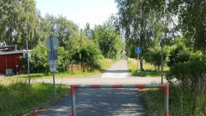 Bild: lnz
An der Kreuzung der Straße im Bereich „Wehrpoint“ mit dem Radweg aus Richtung Wiesauer Knoten kommt es laut Johannes Schaumberger immer wieder zu gefährlichen Situationen zwischen Autos und Radfahrern. Vorhanden ist nur noch eine einzige Barriere.