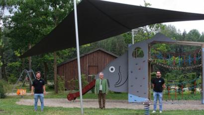 Bild: wro
Die neue Zierde „Sonnensegel“ kostete den Markt Wiesau rund 15 000 Euro. Am Samstag wurde es vom Jugendbeauftragten Florian Distner, Bürgermeister Toni Dutz und Zweitem Bürgermeister Michael Dutz (von rechts) offiziell in Betrieb genommen.