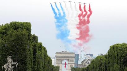 Bild: Ludovic Marin
Alpha-Jets der Kunstflugstaffel der französischen Luftwaffe versprühen die Farben der französischen Nationalflagge über dem Arc de Triomphe. Die traditionelle Militärparade auf der Prachtstraße Champs-Élysées fällt wegen der Corona-Krise aus.