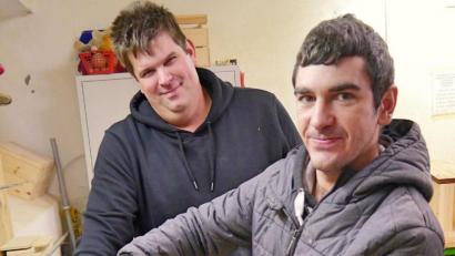 Bild: Regens Wagner
Ob Stapelkisten oder Herzen mit Gravur – in der Schreinerei entstehen dekorative Holzprodukte. Von links: Joachim Regn, Bereichsleiter Garten, Sebastian Blendinger, Wohngruppe Notburga.