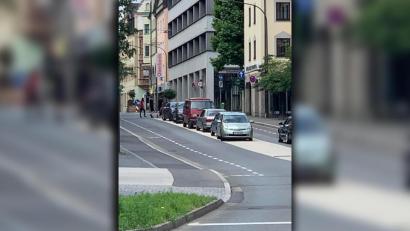 Bild: Peter Klein
Einer fängt an, und ruckzuck stehen bis zu sechs Fahrzeug auf der weiß markierten Fahrbahn zwischen Dr.-Pfleger- und Sedanstraße. Doch das ist verboten.