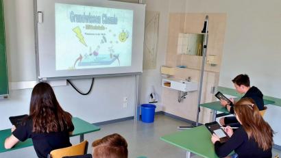 Bild: García /exb
Wie hier am Carl-Friedrich-Gauß-Gymnasium in Schwandorf gehört das Arbeiten mit Tablets für Schüler bereits zum Unterrichtsangebot. Die Möglichkeiten der modernen Technik sind vielfältig. Nicht zuletzt erleichtern die Geräte das Arbeiten von zu Hause aus, wie es zuletzt beim Heimunterricht während der Pandemie nötig wurde.
