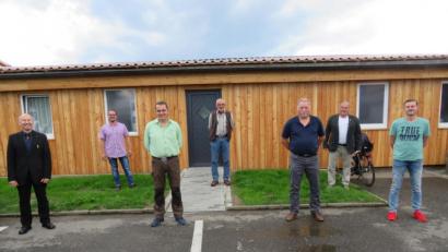 Bild: adj
Auch beim Erinnerungsfoto zur Ehrung der Reservistenkameradschaft Neustadt wurde auf Abstand geachtet. Kreisvorsitzender Manfred Zettl( vorne links), Vorsitzender Engelbert Eckart (hinten rechts) gratulierten Rainer Schwarz, Martin Both, Jürgen Füssl, (vorne von rechts), Ulli Kelnhofer und Gerhard Petters (hinten von links).