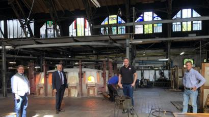 Bild: Robert Christ, Glashütte Lamberts/exb
Landrat Roland Grillmeier informierte sich beim Antrittsbesuch in der Glashütte Lamberts über die Situation des Unternehmens. Von links Geschäftsführender Gesellschafter Rainer Schmitt, Landrat Roland Grillmeier, Prokurist Robert Christ, Prokurist Christian Baierl.