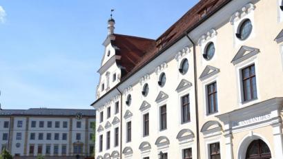 Bild: tk
Die Absolventen des Max-Reger-Gymnasiums (hinten) erhalten ihre Zeugnisse am Freitag nicht im Kongregationssaal (rechts), sondern im Kongresszentrum.