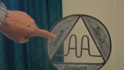 Bild: Kunz
In drei Schritten gegen die Krankheit ankämpfen: Das Credo der Anonymen Alkoholiker.