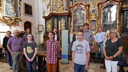 Bild: hmr
Die neue Stele für die Bilder der Täuflinge in der Basilika ist jetzt von den Initiatoren und Beteiligten vorgestellt worden.