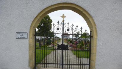 Bild: bk
Der Simultan-Friedhof in Kaltenbrunn hat einen erneuerten Eingangsbereich erhalten. Das Pflaster ist jetzt wieder leichter begehbar.