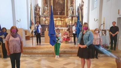 Bild: u
Bei einem Gottesdienst in St. Jakobus, den der Hahnbacher Pfarrer Christian Schulz (rechts) zelebrierte, gedachten die Zweigvereine des Frauenbundbezirks Sulzbach-Rosenberg der bayerischen Frauenbund-Gründerin Ellen Amman. Die Zweigvereine waren mit ihren Fahnenabordnungen vertreten.