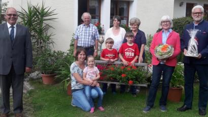 Bild: exb
Bürgermeister Klaus Meyer in Hardeck zusammen mit den Gastgeber-Familien Schnurer sen. und jun. sowie dem Ehepaar Förster aus Essen.