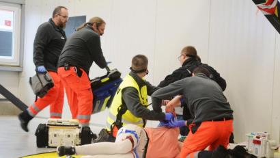 Archivbild: Gabi Schönberger
In den vergangenen vier Jahren gab es im Katastrophenschutzzentrum in Neuhaus nur Übungen – wie hier bei der offiziellen Einweihung. Doch im März 2020 tritt mit "Covid-19" der erste Ernstfall ein.