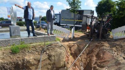 Bild: dob
Für die Brauchwassernutzung im Sportzentrum lässt die Stadt derzeit von der Firma Kollmer aus Kirchenthumbach die alten Plattenquellen anzapfen. Bürgermeister Andreas Wutzlhofer (rechts) und Außendienstleiter Karl Frey (links) informieren sich über die laufenden Arbeiten.