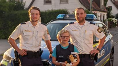Bild: picture alliance/Polizei Landshut/dpa
Als Dankeschön für seine Hilfe besuchten zwei Polizisten den Bub erneut und schenkten ihm einen Polizei-Teddybären.