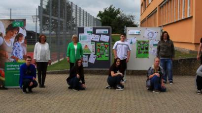 Bild: wro
Sechs Monate lang betreuten Astrid Eller von der AOK und Fachoberlehrerin Elisabeth Kinle (von links) 20 Jugendliche der Wiesauer Mittelschule. Das Foto zeigt einen Teil der Teilnehmer zusammen mit der Rektorin der Mittelschule, Andrea Schiml (Dritte von links).