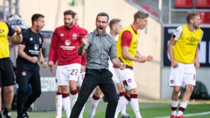 Bild: Matthias Balk/dpa
Rettung in letzter Sekunde: Club-Trainer Michael Wiesinger ist außer Rand und Band.