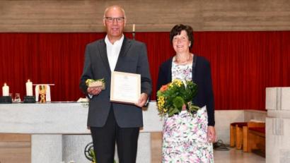 Bild: sche
Das Amt des Pfarrgemeinderatssprechers wurde in jüngere Hände abgegeben. Ludwig Donhauser (Zweiter von links) mit seine Frau Waltraud, und Pfarrer Eduard Kroher (links) sowie PGR-Sprecherin Kerstin Püschl (rechts).