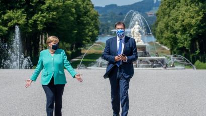 Bild: Peter Kneffel/dpa
Markus Söder und Angela Merkel gehen zur Kabinettssitzung auf Herrenchiemsee.