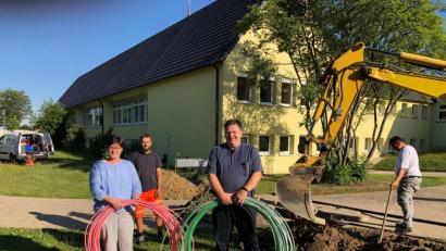 Bild: Houschka
Los geht's: Zum Start des Breitbandausbaus an der Grundschule Dürnsricht besuchte Bürgermeister Christian Ziegler (Mitte) die Baustelle und wurde dort von Rektorin Heidi Neidl (links daneben) begrüßt.