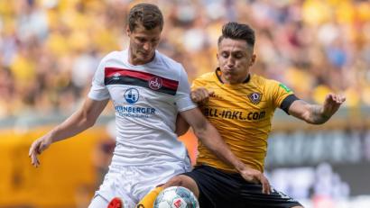 Archivbild: Daniel Karmann/dpa
Trägt Patrick Erras (links) noch einmal das Trikot des 1. FC Nürnberg? Aus der Bundesliga soll es Interesse von Werder Bremen am Raigeringer geben.