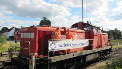 Bild: fg
Claus Barth (links), Gruppenleiter Cargo Nordostbayern der Deutschen Bahn, verabschiedet Franz Enderer nach 40 Dienstjahren in den Ruhestand.