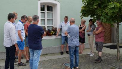 Bild: weu
Bürgermeister Reinhard Kreuzer (Mitte) eröffnet die Sitzung des Bauausschusses. Am Vorplatz des Rathauses besprach er mit den Gremiumsmitgliedern die ersten Punkte.
