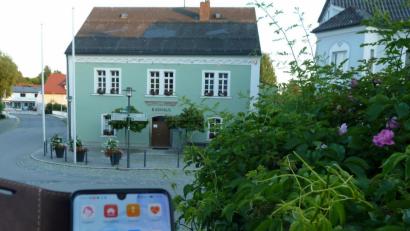 Bild: Portner
Eine „Schönsee-App“ auf dem Handy könnte bei vielen Anliegen einen Besuch im Rathaus ersparen. Das war der Tenor in der jüngsten Stadtratssitzung. Hier ging es aber erst mal nur um die Vorstellung dieses Bürgerdienstes.