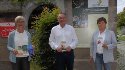 Bild: pop
Barbara Hernes vom Seniorenmosaik Hirschwald (von links) gratuliert Karl Bauer und Heidrun Reißmann-Gräter zur bestandenen Prüfung.