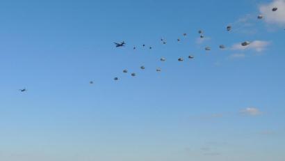 Archivbild: mor
Ähnliche Übungen mit Hunderten von Fallschirmspringern praktiziert die US-Armee in Grafenwöhr öfter. Am Abend des 1. Juli endet eine für einige Beteiligte schlimm.