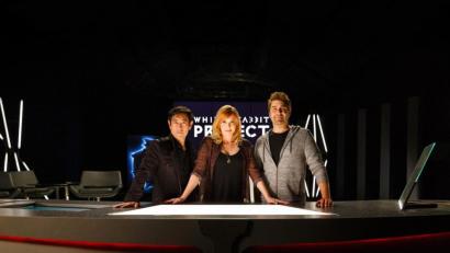 Bild: ---
Grant Imahara (l-r), Kari Byron und Tory Belleci in der Netflix-Serie „White Rabbit Project“. Foto: ---/Netflix/dpa