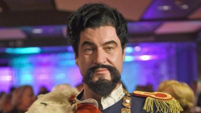 Bild: Henning Kaiser/dpa
Beobachter erinnert die Inszemierung an eine königliche Zeremonie: Markus Söder (CSU) in seiner Verkleidung als Ludwig II. bei der Verleihung des Ordens wider den tierischen Ernst.