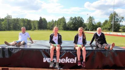 Bild: stg
Spartenleiter Alfred Kick (rechts) und SVSW-Vorsitzender Wolfgang Weber zeichneten die beiden Top-Leichtathletinnen Sophie Dobmeier (Zweite von links) und Lena Braunreuther aus.