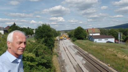Bild: br
Von der Brücke der Staatsstraße 2181 über die zweigleisige Bahnstrecke aus verfolgt Bürgermeister Peter König den Einbau der ersten von drei neuen Weichen (im Hintergrund) am Bahnhof Neusorg.