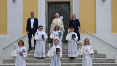 Bild: gi
Vier Mädchen und zwei Buben gehen erstmals an den Tisch des Herrn. Zur ersten Heiligen Kommunion gratulieren Pfarrer Josef Most, Klasslehrer Roman Klos und Pfarrgemeinderatssprecherin Elisabeth Völkl.