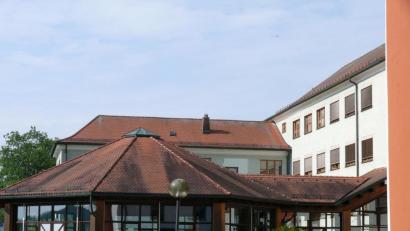 Bild: kgg
Für die Sanierung der Aula der Markgraf-Diepold-Grundschule hat der Stadtrat Aufträge mit einem Volumen von rund 890.000 Euro vergeben. Die nichtöffentlichen Beschlüsse gab Bürgermeister Bernd Sommer in der Juni-Sitzung bekannt.