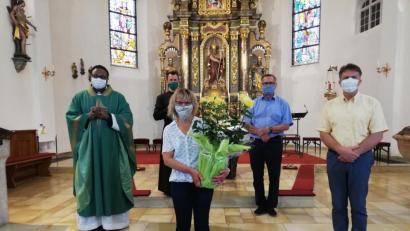 Bild: exb/Pfarrei Neunkirchen
Martina Egeter wird von den Verantwortlichen der Kirchenstiftung und des Pfarrgemeinderats mit Pfarrer Thomas Kohlhepp verabschiedet.